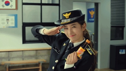 擁有相關「經驗」的秀智將飾演性格活潑開朗的停車管制人員「德琳」