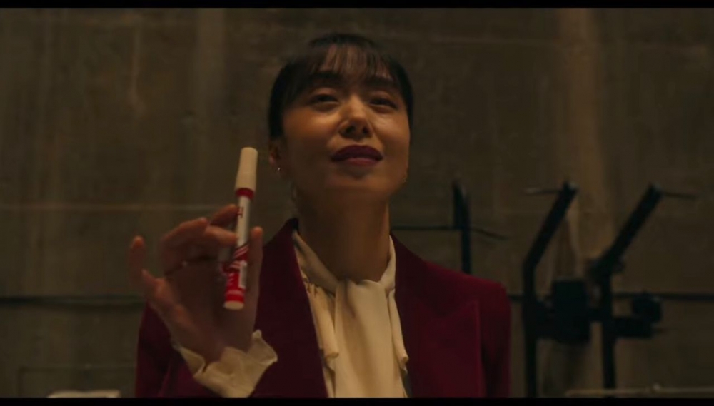 吉福順手裏拿著馬克筆笑著回應：「你用的也不是真刀，不是嗎？」