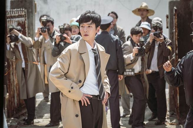 鄭敬淏飾演穿越到過去的刑警