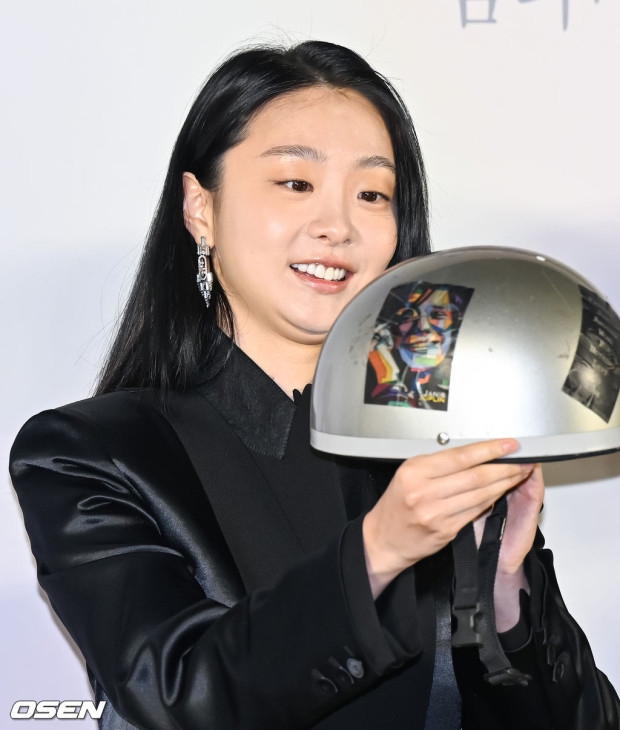 金多美選了頭盔 代表「安美昭」