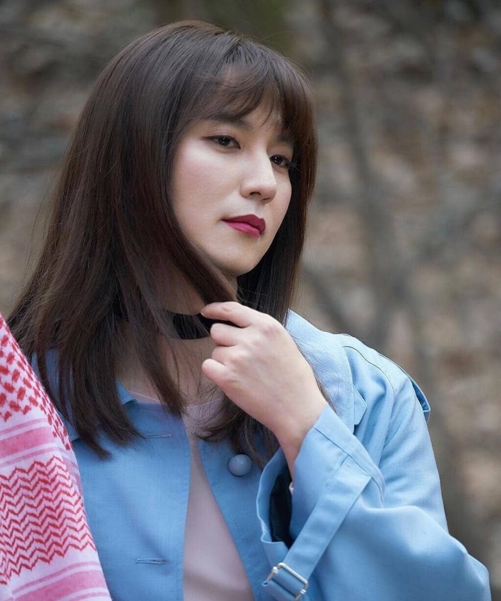 金南佶曾在《熱血司祭》中男扮女裝