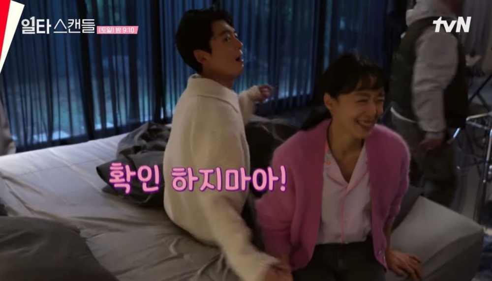 親完的鄭少女立馬害羞