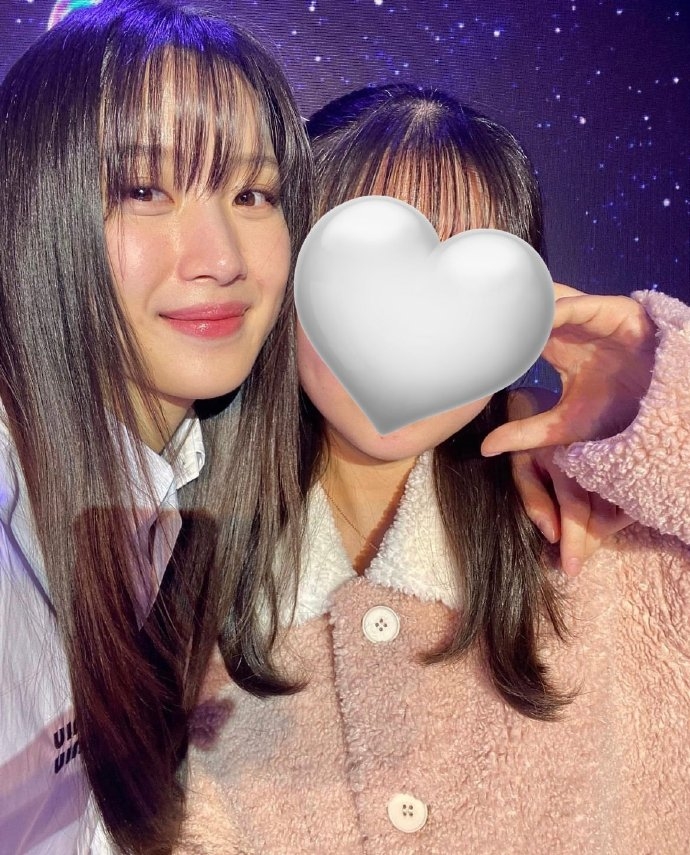 文佳煐與全場的317名粉絲一一自拍