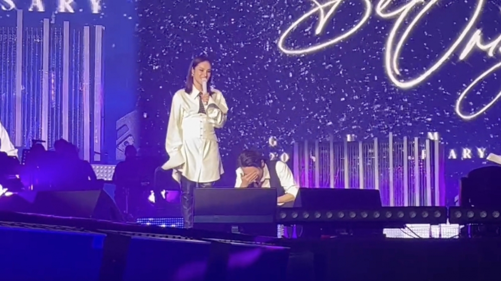 曹政奭得意完又不好意思地掩臉蹲下