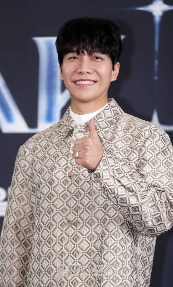 李昇基戴假髮出席發佈會超自然