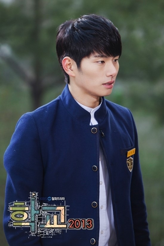 李伊庚在《學校2013》飾演反叛學生