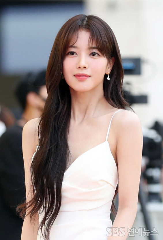 出席第一届青龍電視大賞的造型驚艷眾人還因此上了熱搜