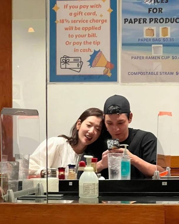 朴信惠甜靠崔泰俊肩膀