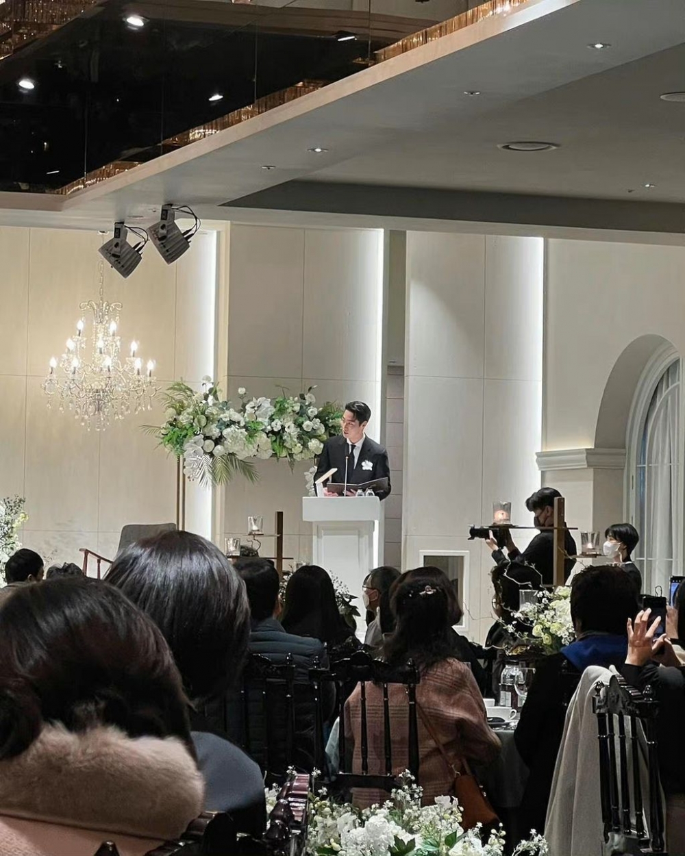 正裝出席的李宰旭