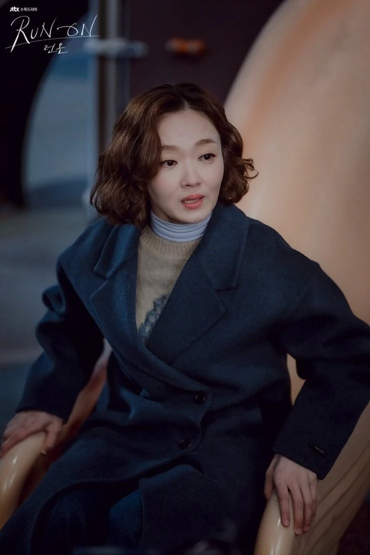 《Run On》飾演女主上司兼室友