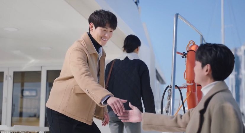 劇中，少女讓智室長扶他上船