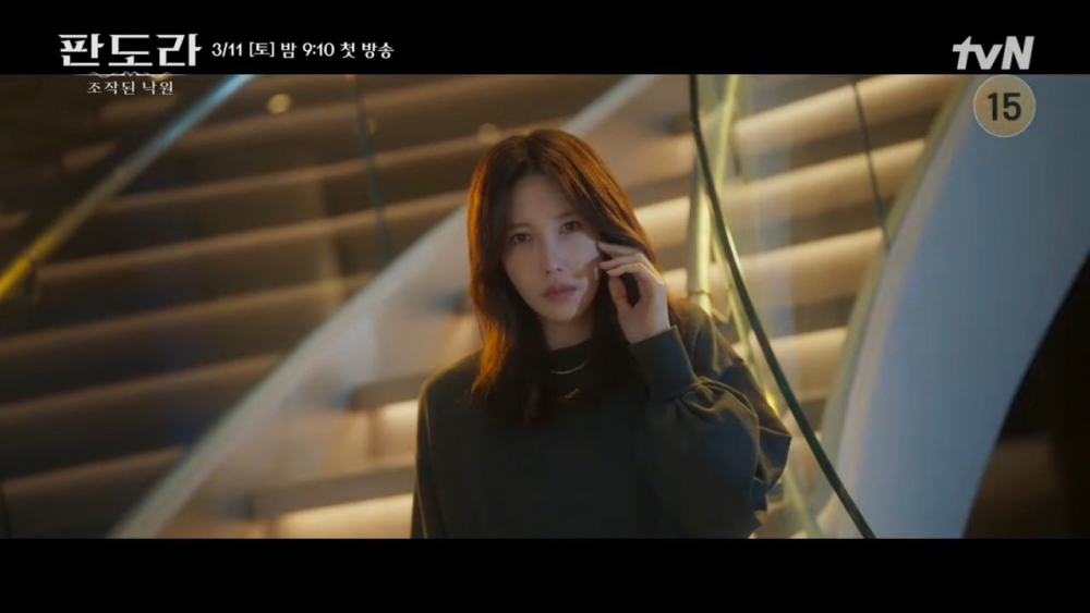 逐漸恢復的記憶使她無法接受一直以來被虛構的人生