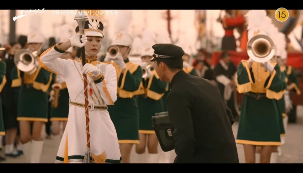 薛仁雅飾演「吳貞心」在銅管樂隊擔任指揮