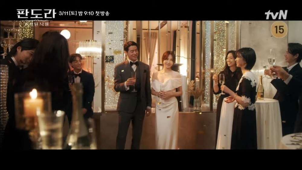 看似恩愛的兩人背後似乎隱藏著巨大的秘密