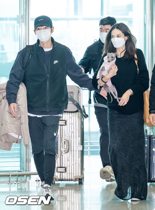 宋仲基與老婆凱蒂現身仁川機場