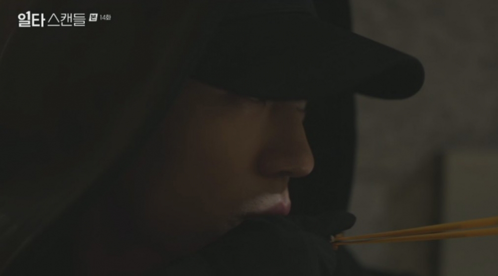 現在的劇情走向更像是在驚悚片抽時間戀愛的故事