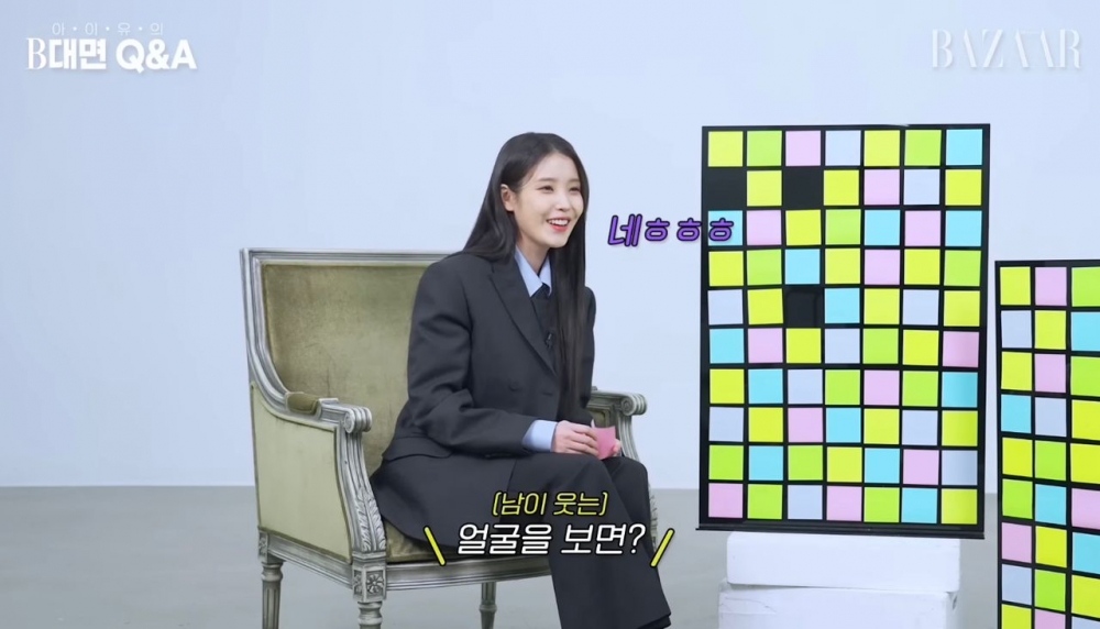 她回答說:「當有人在笑時(笑)」