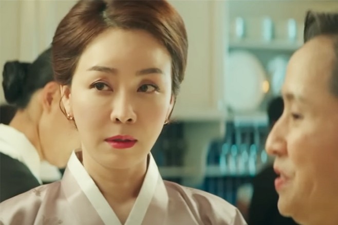 與在《財閥家的小兒子》裏飾演副會長妻子的金正蘭合作