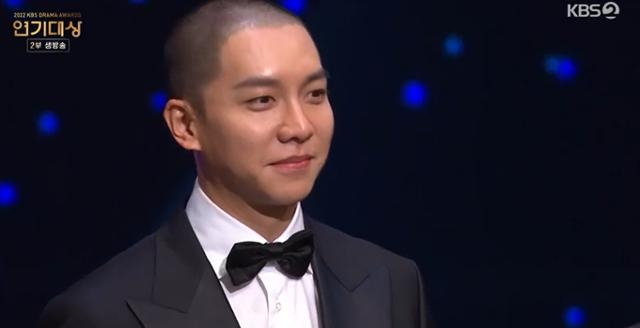 李昇基為新作品剃光頭