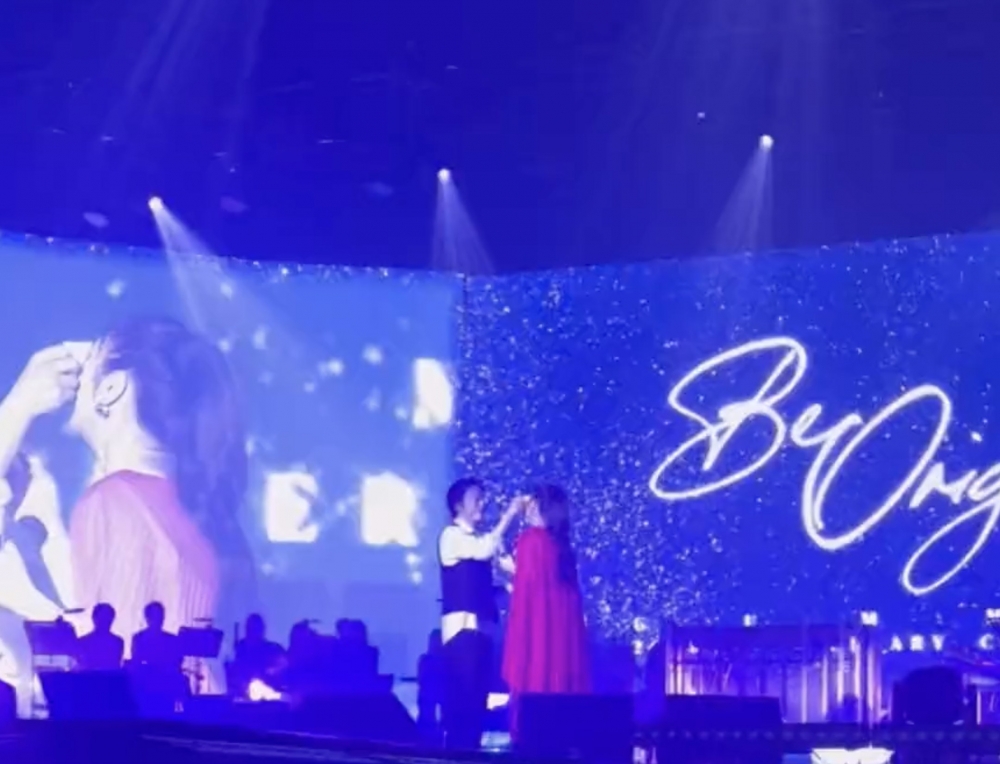 曹政奭上台為老婆擦眼淚