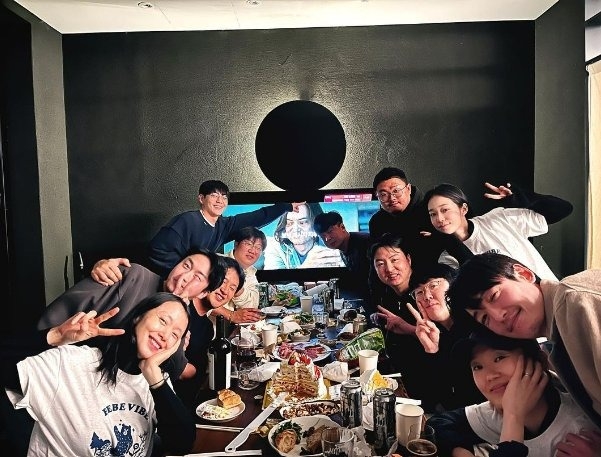 鄭敬淏、全度妍、盧允瑞、李鳳輦、吳義植與導演組一同聚餐