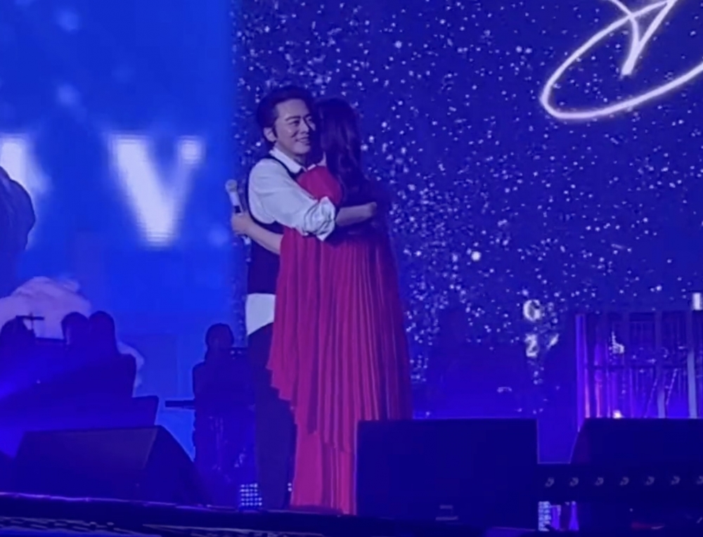 還是給老婆抱抱拍拍了XD