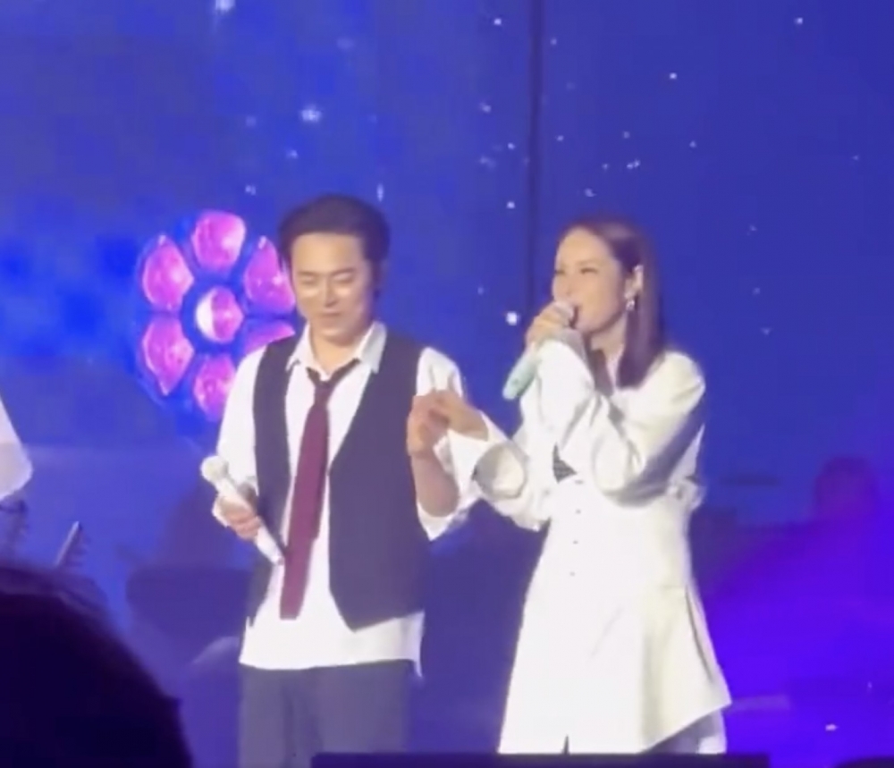 背影音樂響起《結婚進行曲》