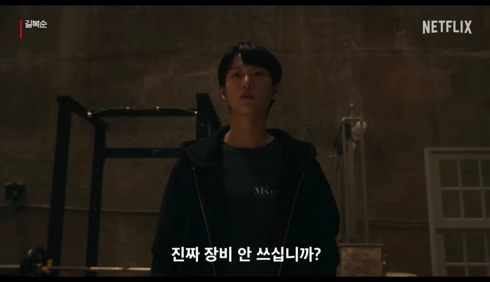 金英智問吉福順說：「你真的不需要裝備嗎？」