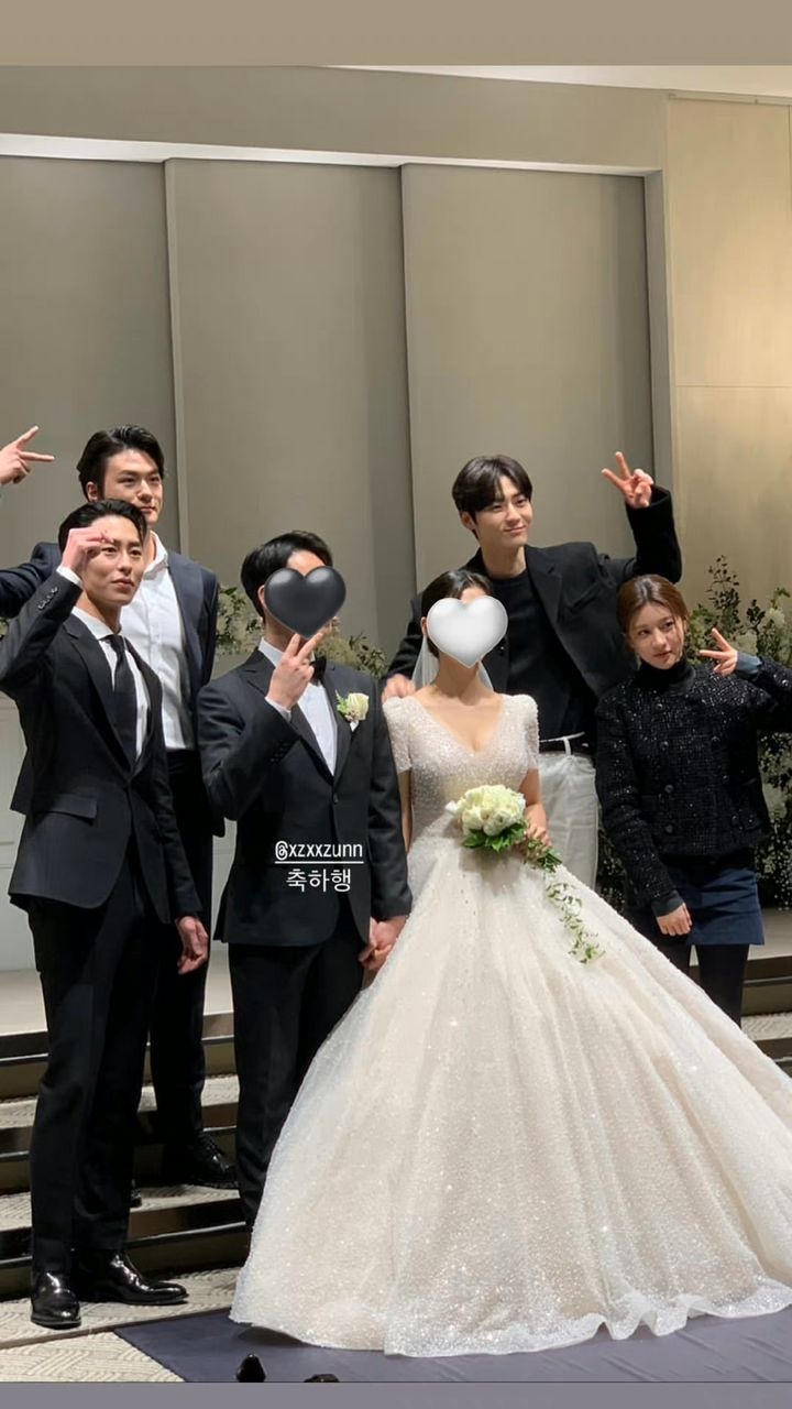 高允貞、黃旼炫、申承浩一同出席了李宰旭經紀人的婚禮