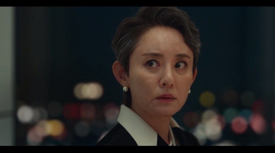 尹多京飾演涎鎮媽媽「洪英愛」