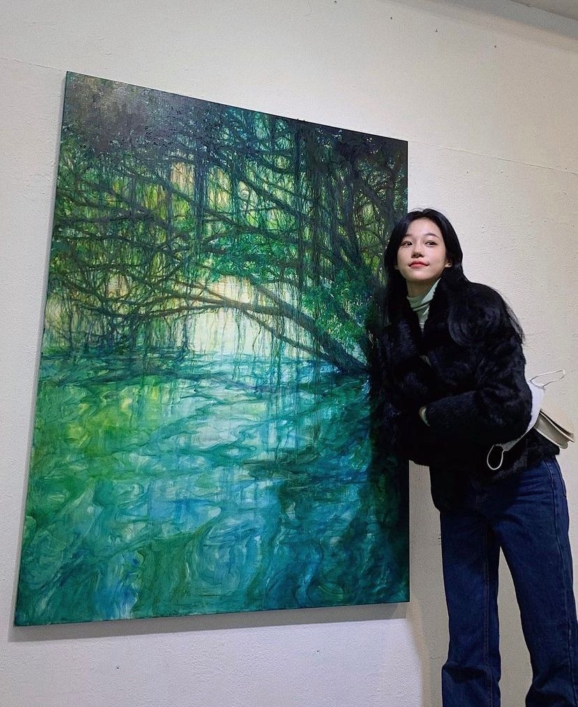 高中畢業後的盧允瑞考上了韓國名校「梨花女子大學」主修西洋畫系