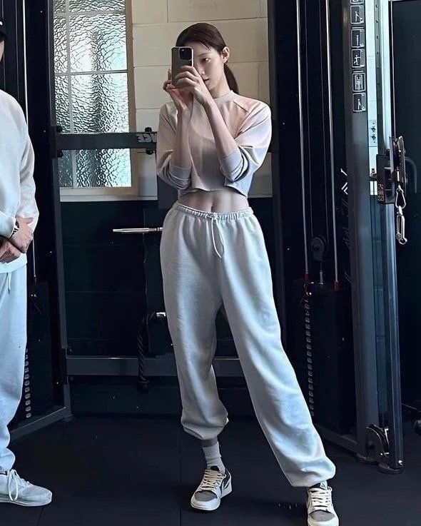 李聖經秀出結實腹肌