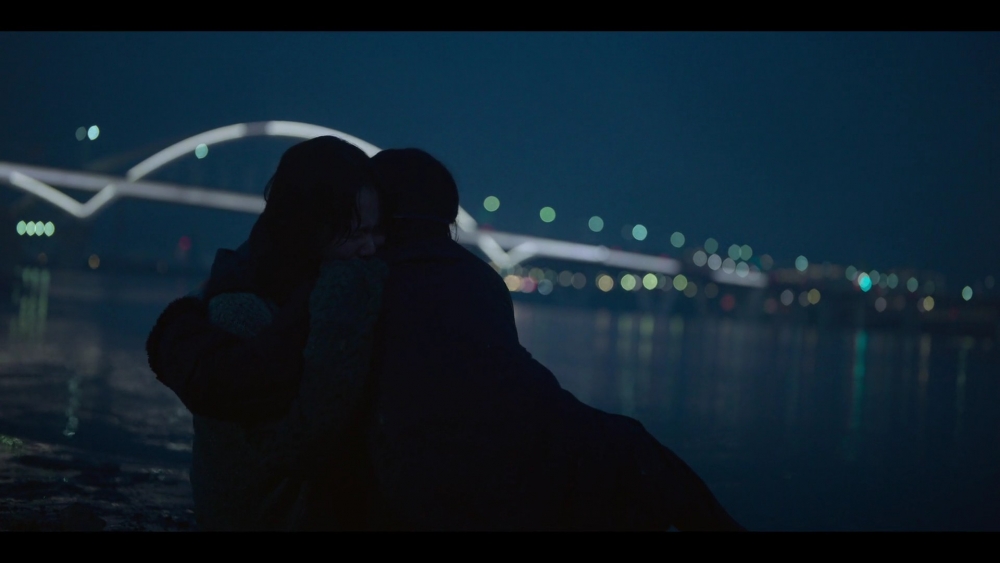 小同珢與房東奶奶互相救贖場面