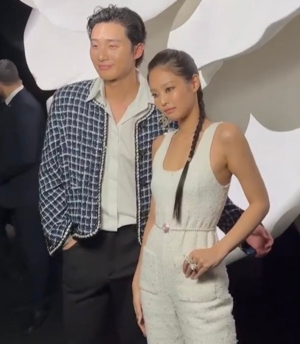 朴敘俊與Jennie合照展現禮儀手