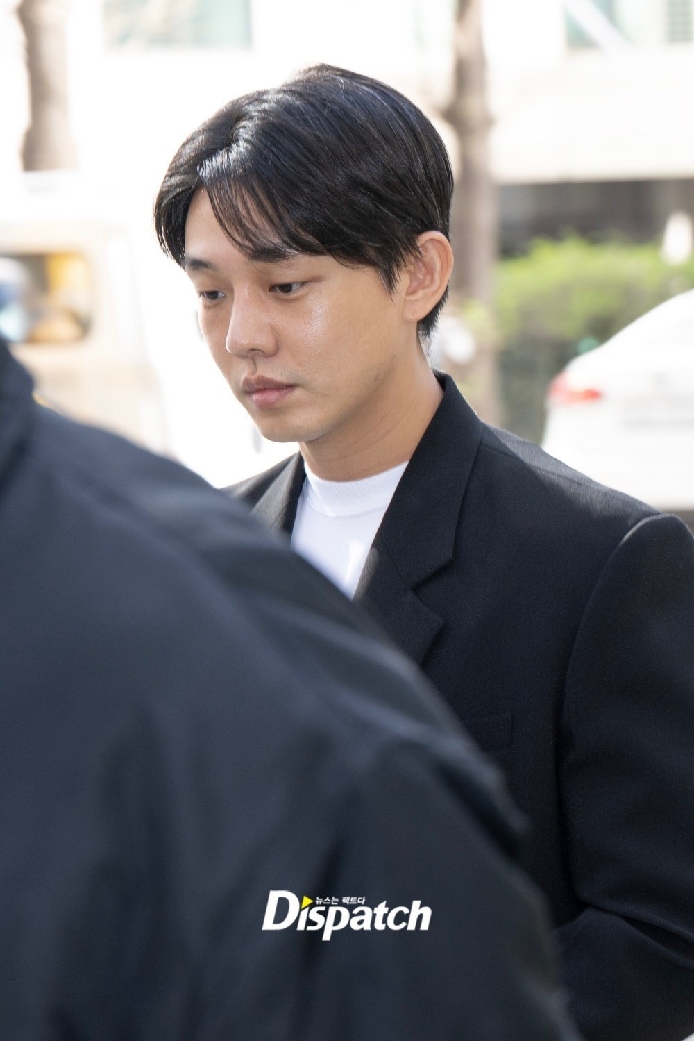 劉亞仁一語不發直接進入了調查室