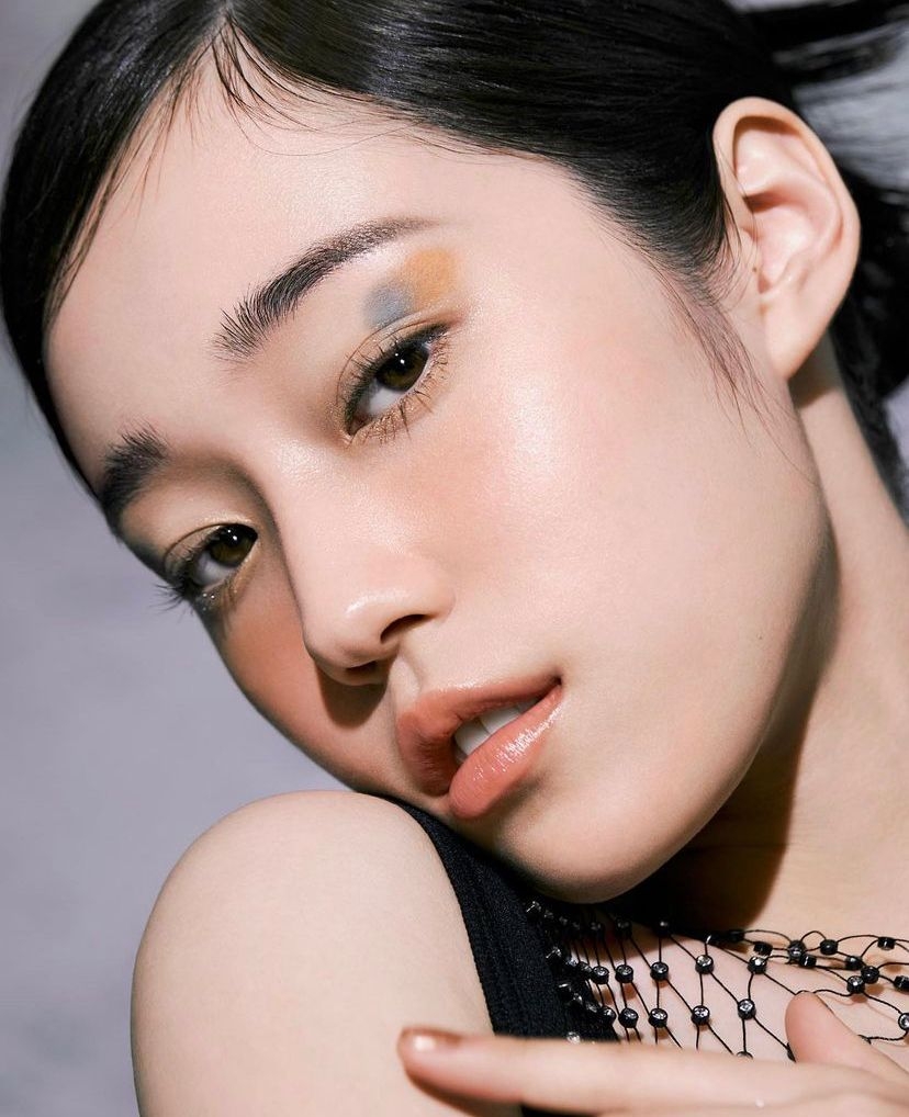 能駕馭多種風格的她成為了新生代廣告、時尚寵兒