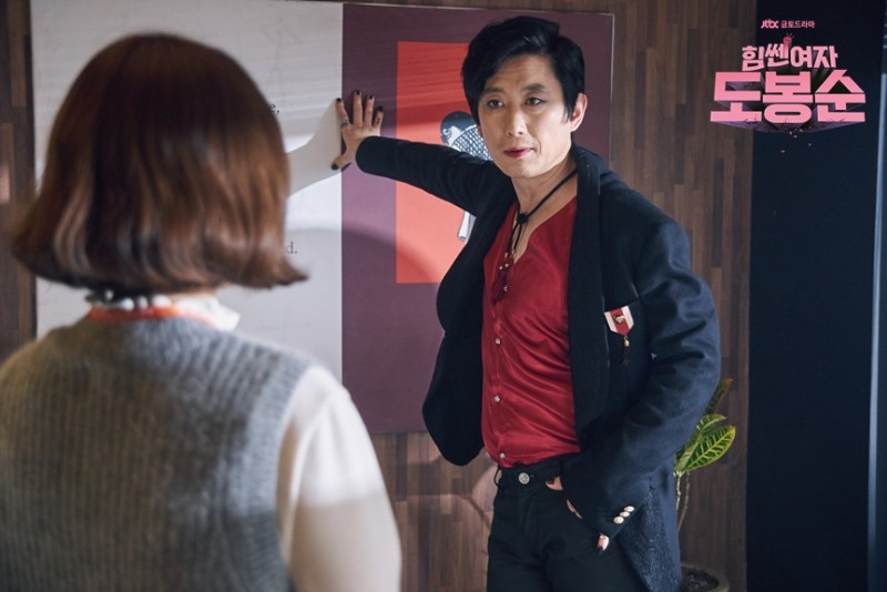 《大力女子都奉順》金元海飾演「萬年里長」