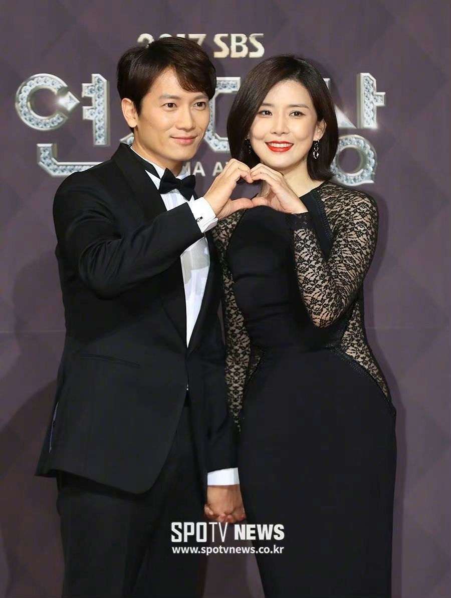 最終被池晟的誠意打動到的李寶英同意了交往