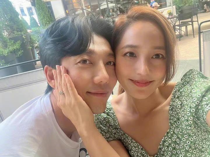 他們在秘戀交往近一年半後正式結為夫妻