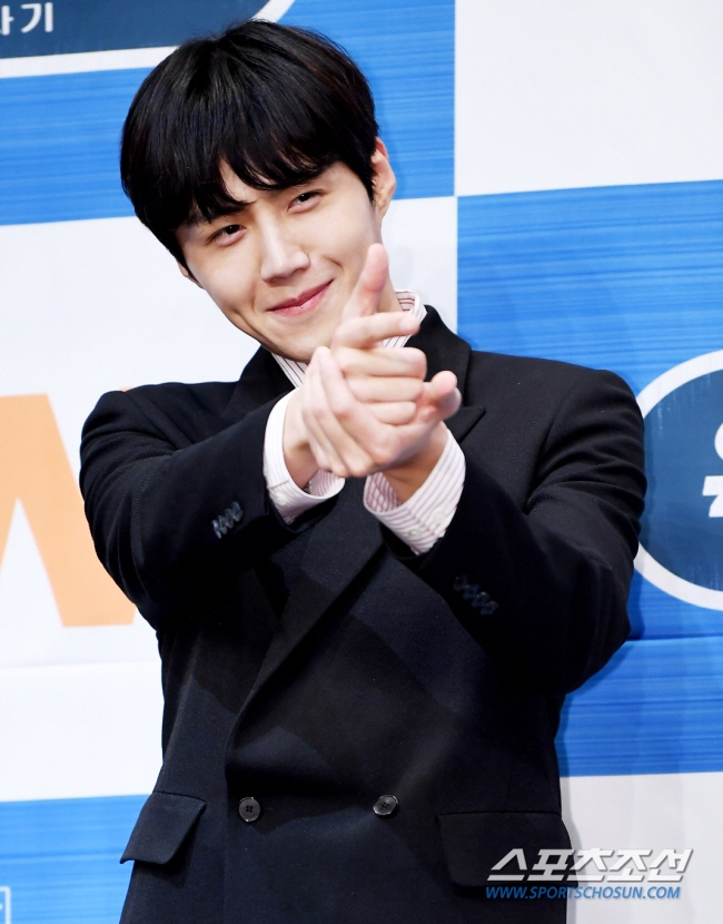 金宣虎有望擔任知名導演金知雲的6集OTT新劇《網內人》的男主角