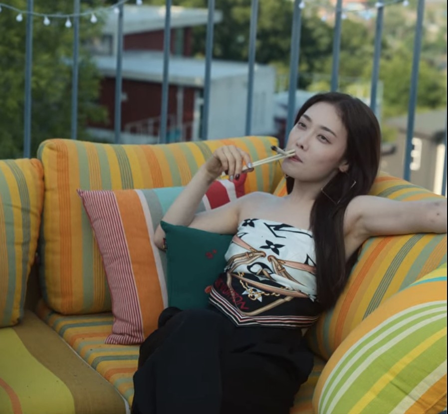 當被問到拍攝後是否繼續抽烟時，金希拉堅決回答說沒有