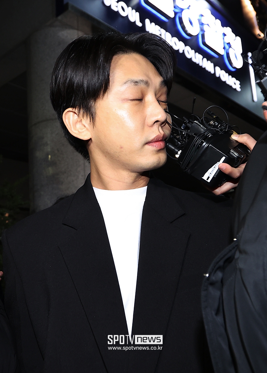 劉亞仁被麥克風扎臉