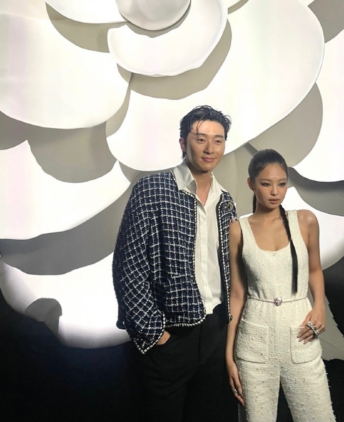 朴敘俊與Jennie在「Chanel 2023 F/W」時裝秀上合體