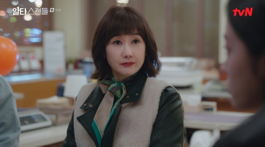 海伊親生母親突然出現的故事也沒交代清楚