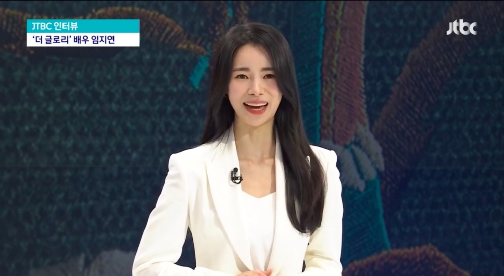 林智妍重現劇中播報氣象場面