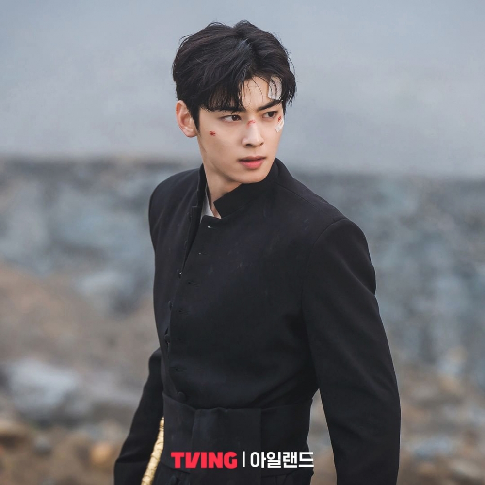 車銀優在《Island》中飾演驅魔師「約翰」