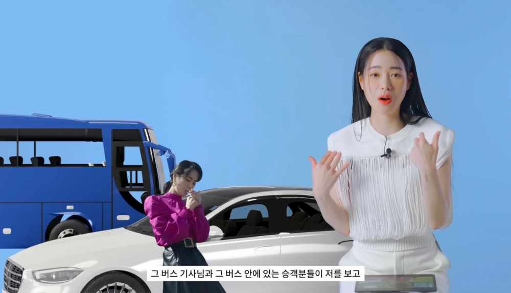 在演下車抽烟發瘋的當下突然有一輛大巴士經過