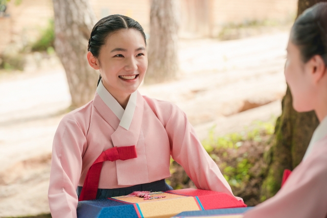 《衣袖红镶边》