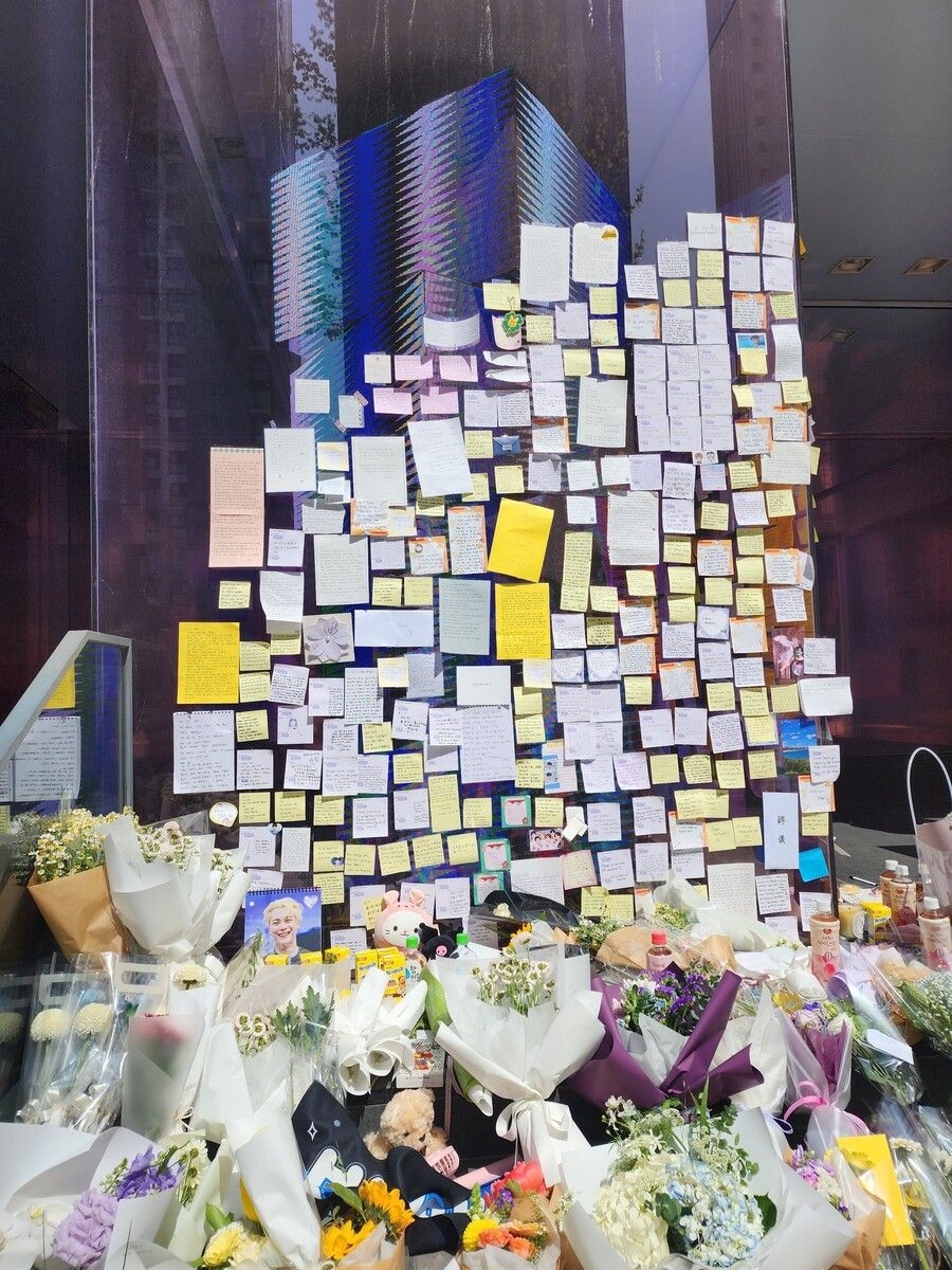 粉絲在經紀公司前為文彬追悼