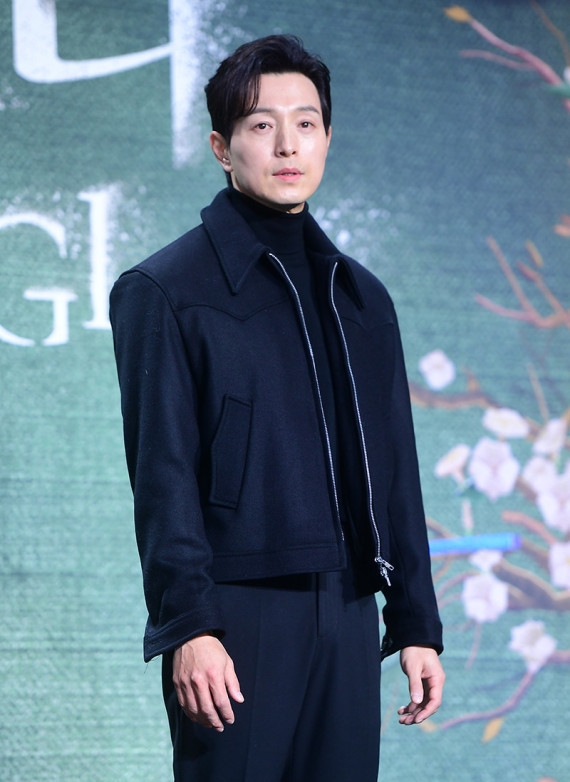 鄭成日收到新劇《保護者們》提案